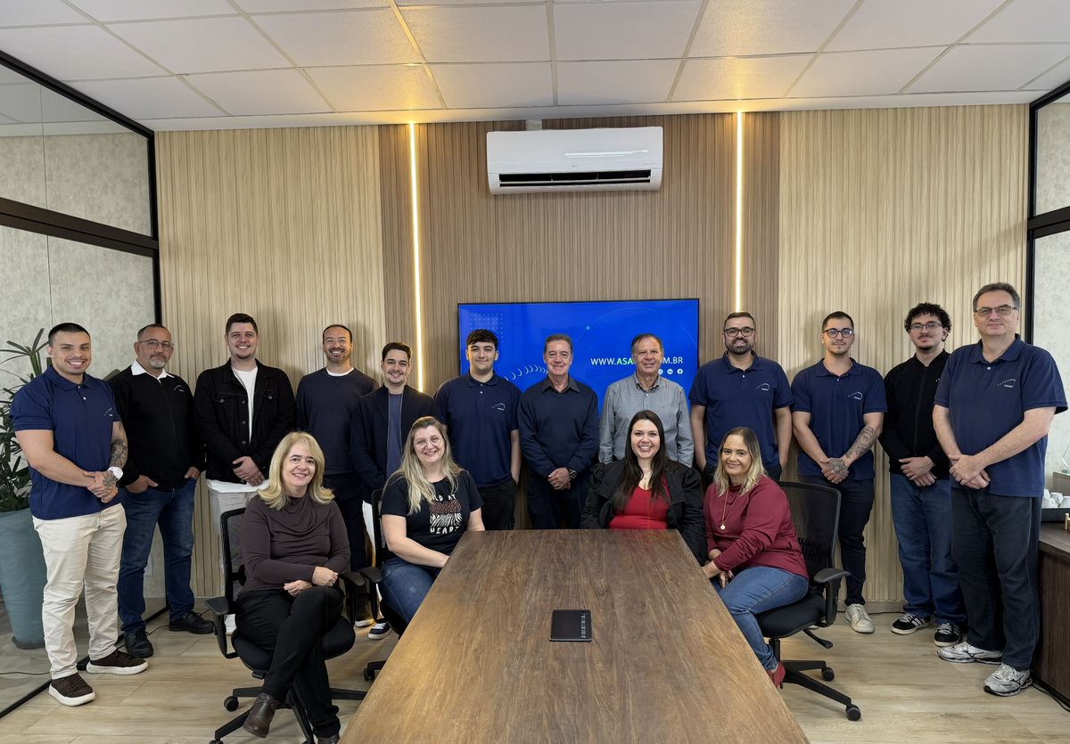 Equipe da Asasul Tecnologia reunida na sede em Santo André